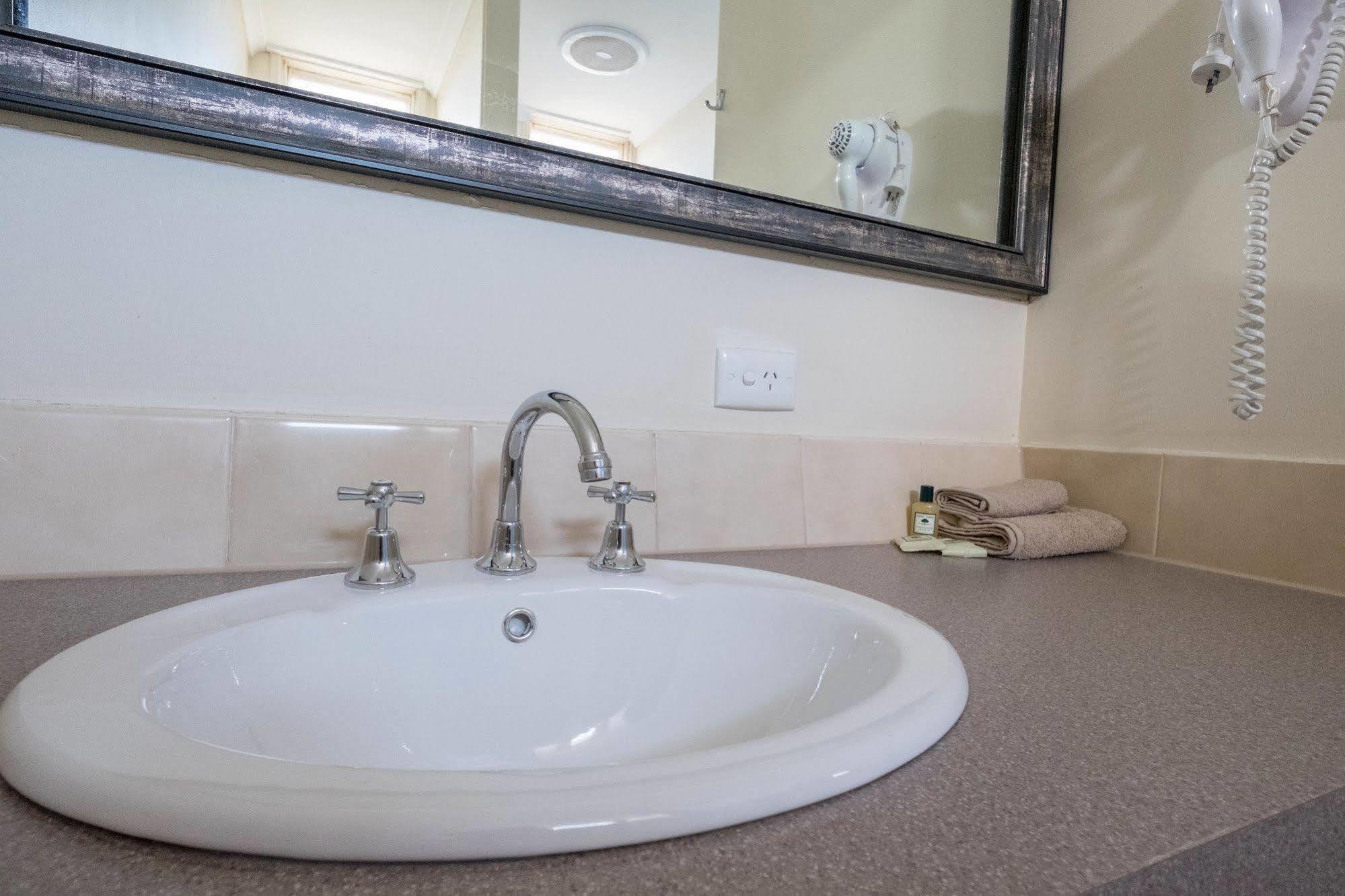 Stawell'S London Motor Inn Bagian luar foto